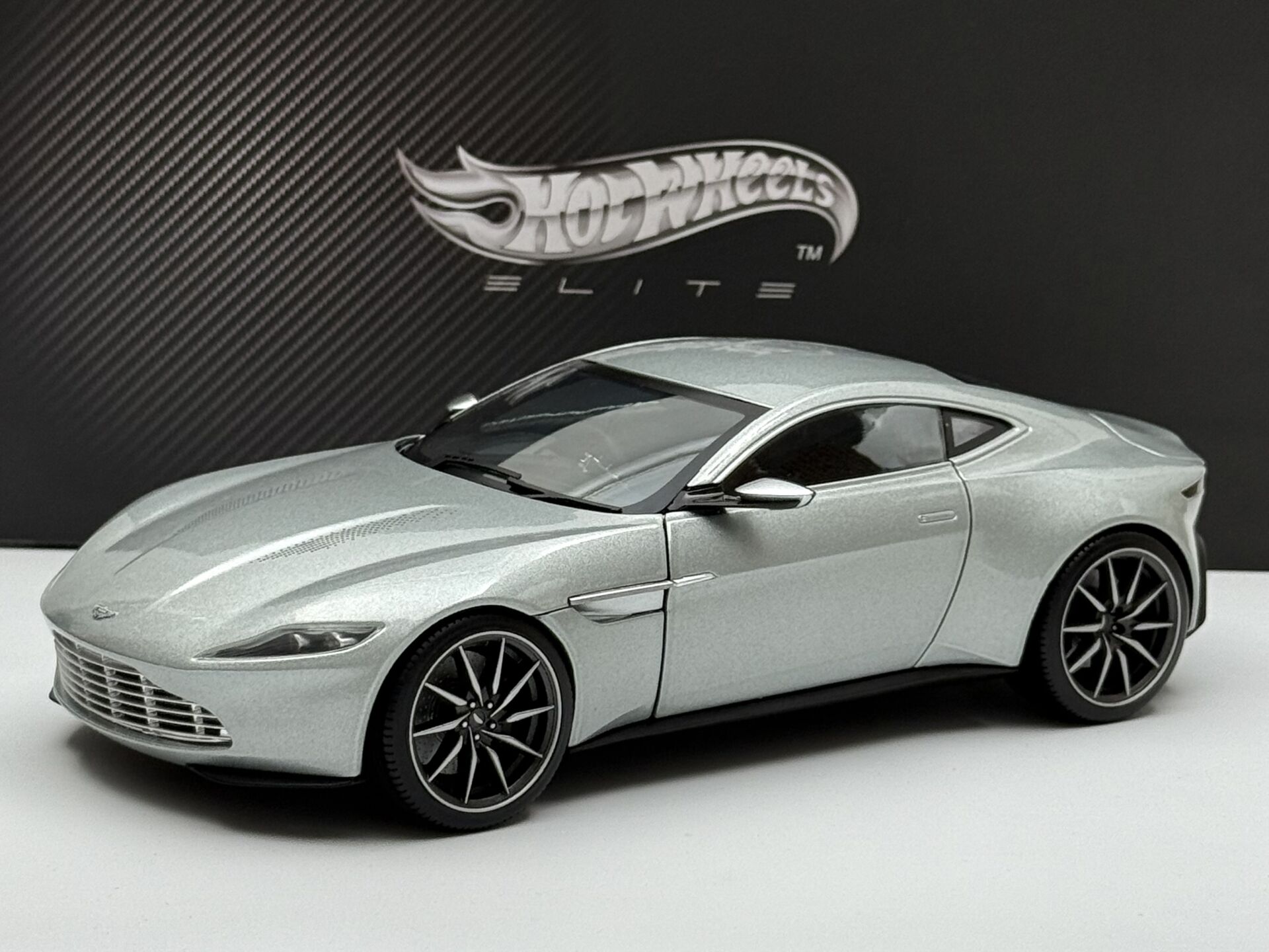 1:18 Aston Martin DB10 Spectre / James Bond 007 - Hot Wheels Elite
