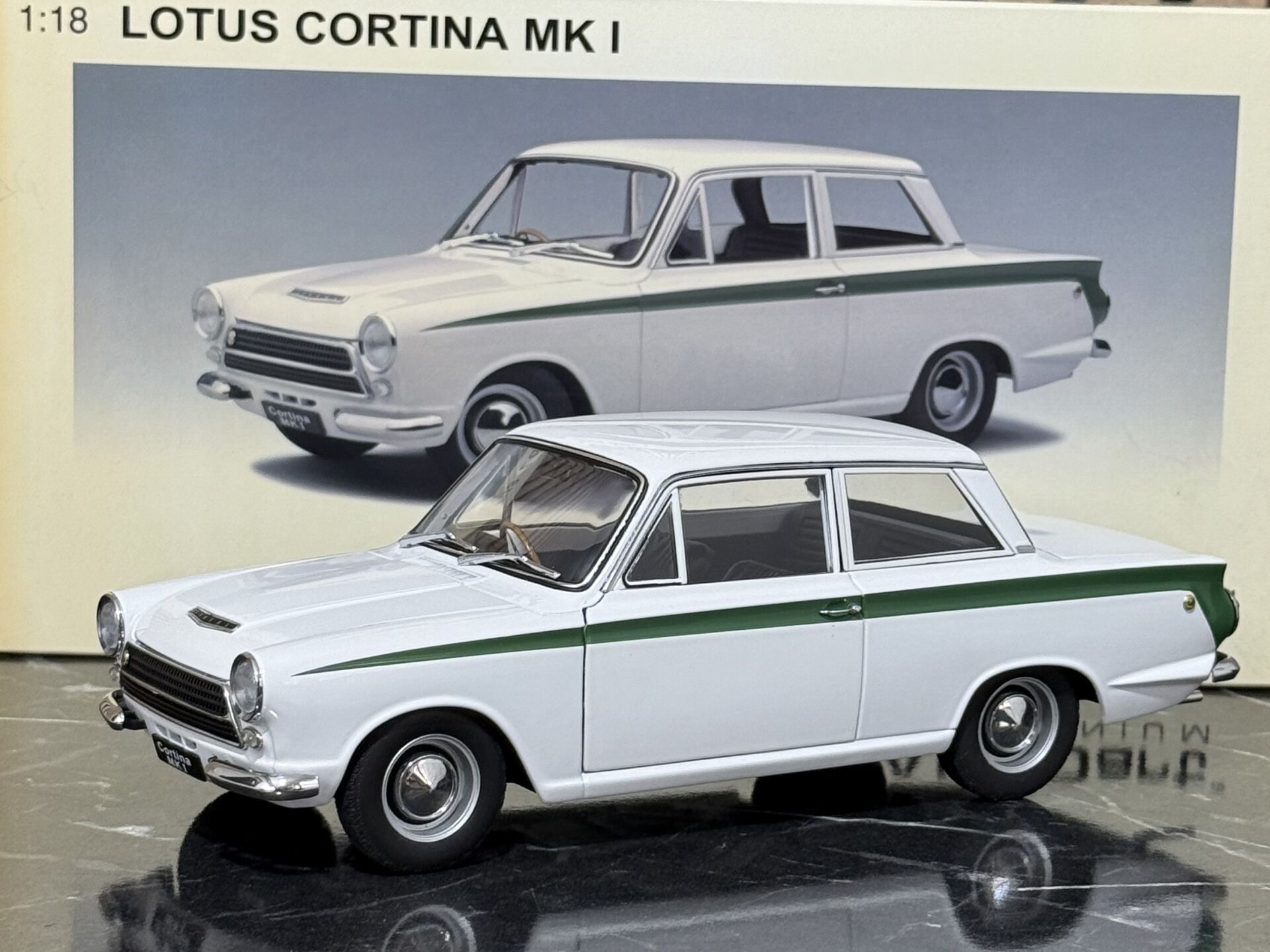 1:18 Lotus Cortina Mk1 White 1964 - Autoart Millennium