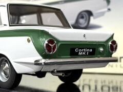 1:18 Lotus Cortina Mk1 White 1964 - Autoart Millennium