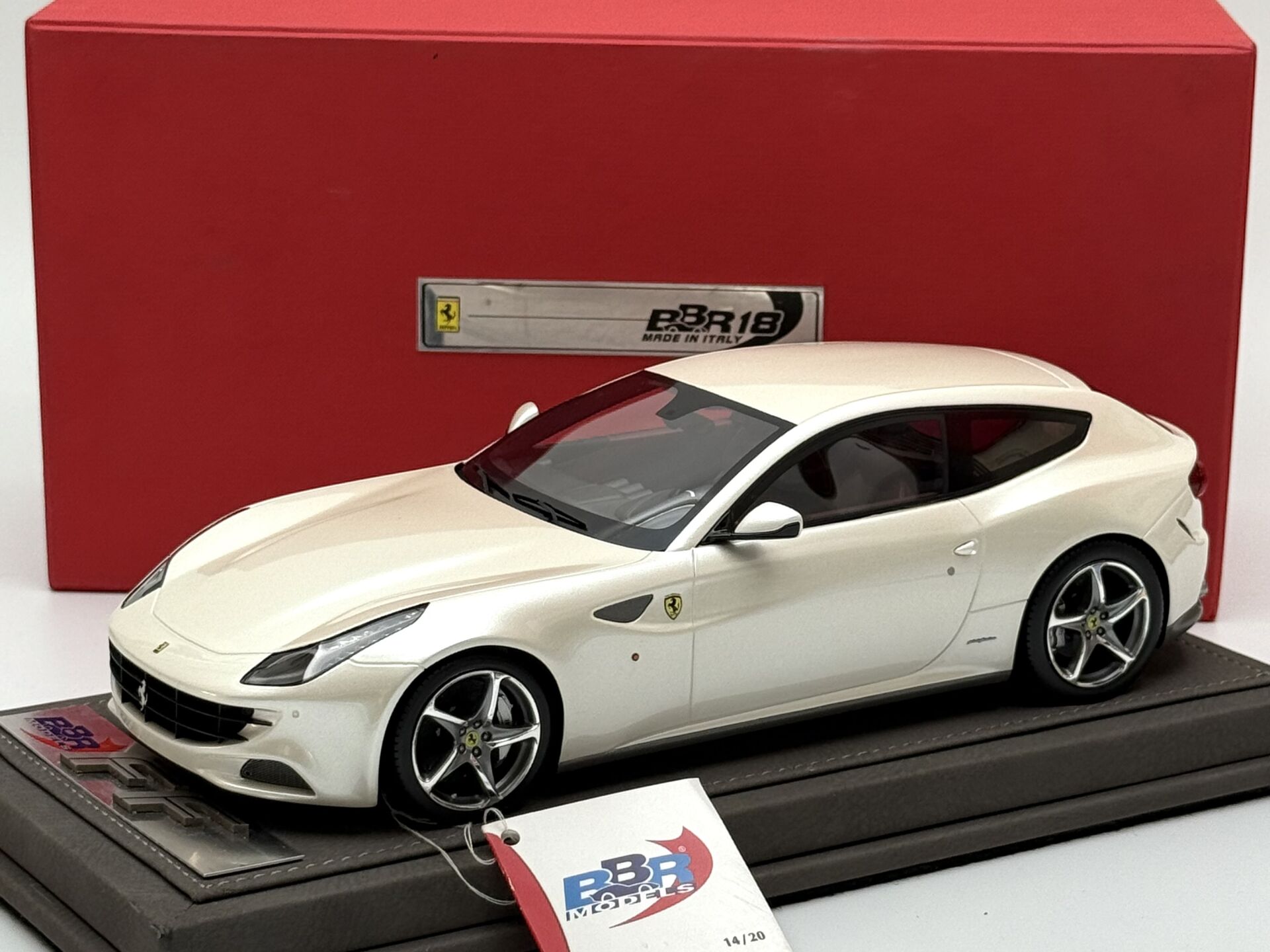 1:18 Ferrari FF ( Ferrari Four ) White 2011 with Showcase - BBR Model