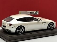1:18 Ferrari FF ( Ferrari Four ) White 2011 with Showcase - BBR Model