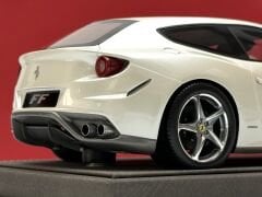1:18 Ferrari FF ( Ferrari Four ) White 2011 with Showcase - BBR Model