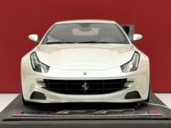 1:18 Ferrari FF ( Ferrari Four ) White 2011 with Showcase - BBR Model