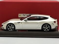 1:18 Ferrari FF ( Ferrari Four ) White 2011 with Showcase - BBR Model