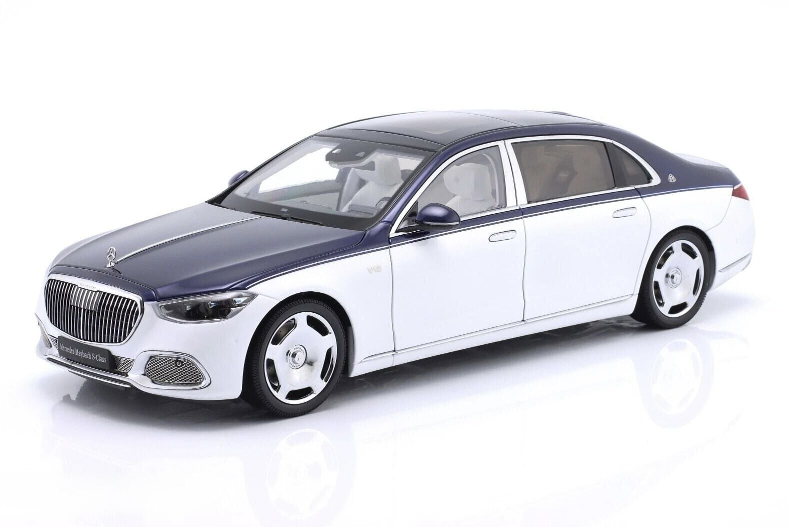 1:18 Mercedes-Maybach S680 V12 Blue/White 2021 - Almost Real