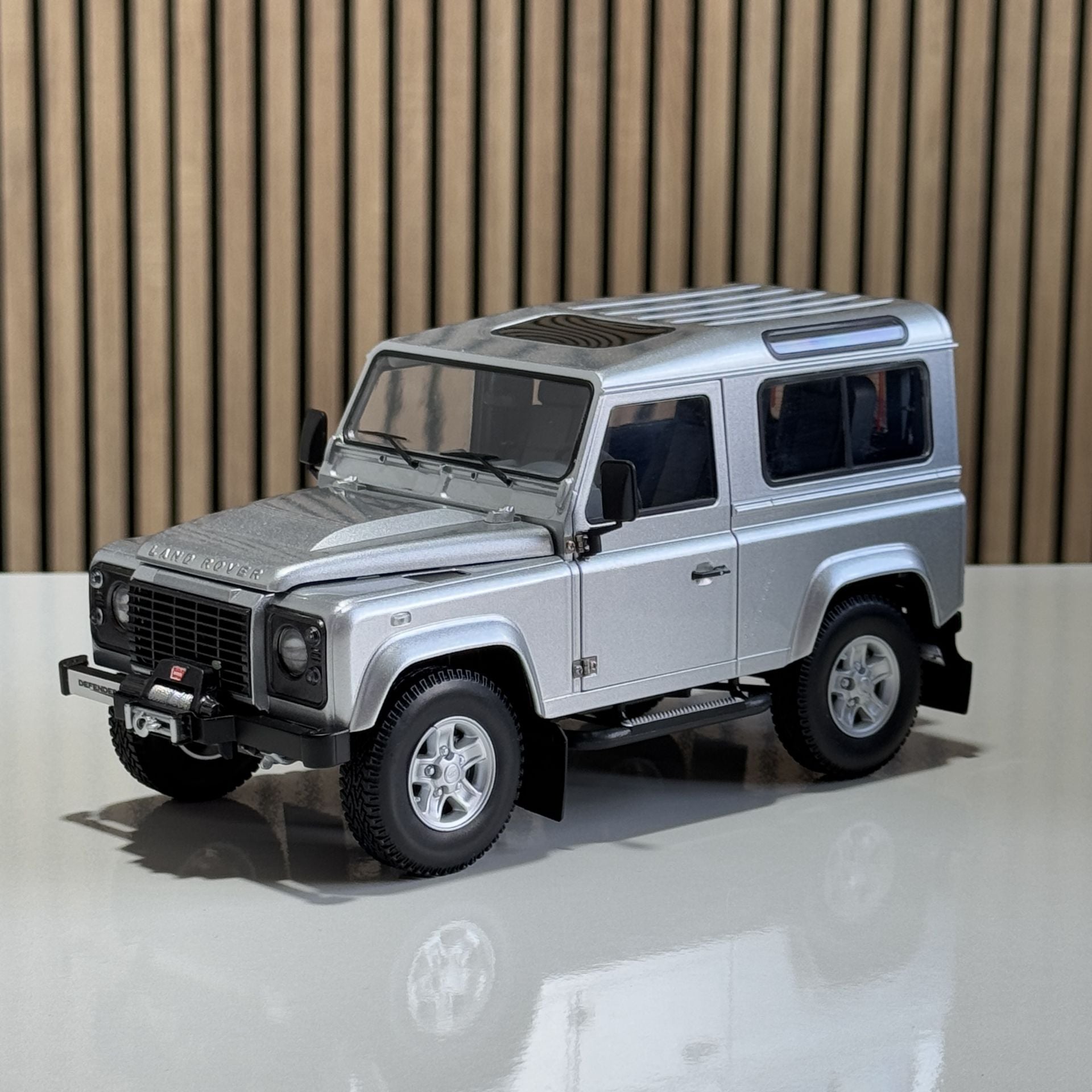 1:18 Land Rover Defender 90 Indus Silver - Kyosho