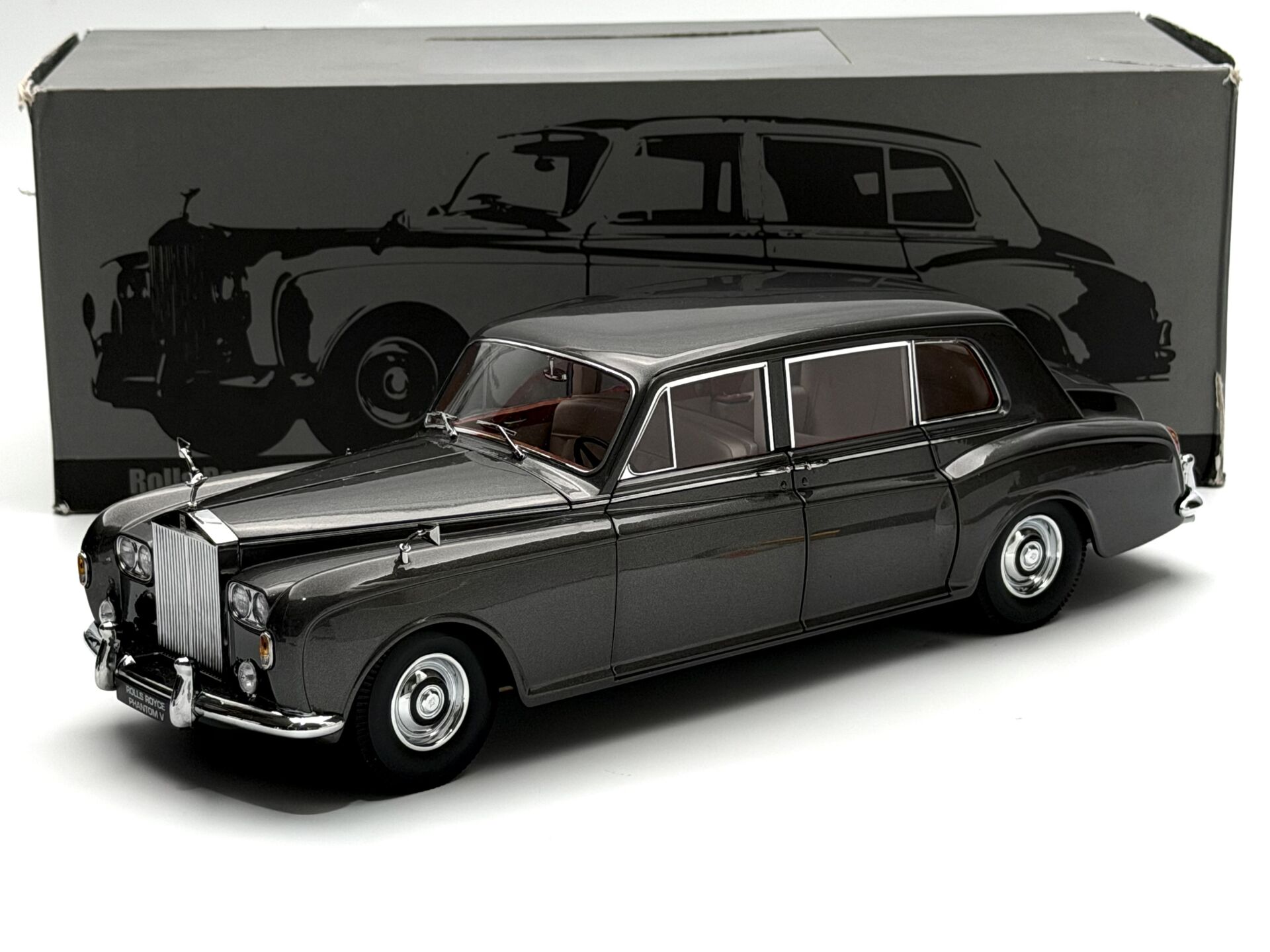 1:18 Rolls-Royce Phantom V MPW Gunmetal Grey 1964 - Paragon