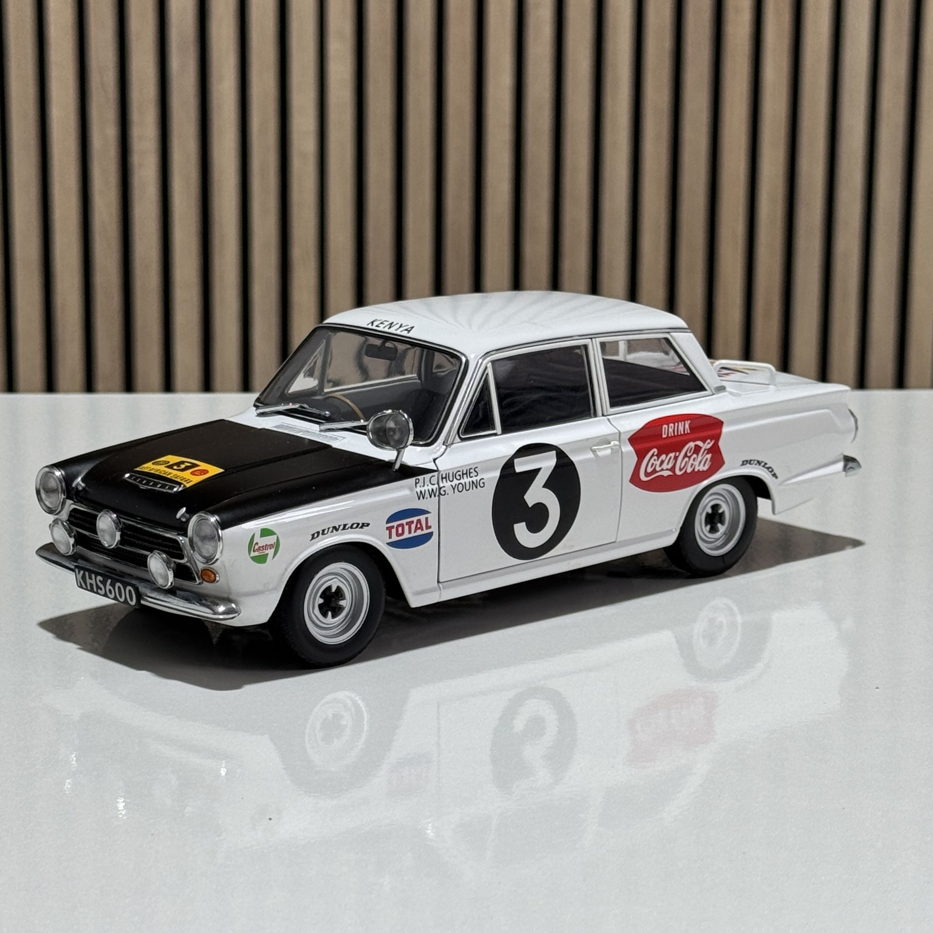 1:18 Ford England Cortina Mk1 Rally Safari 1964 - Autoart