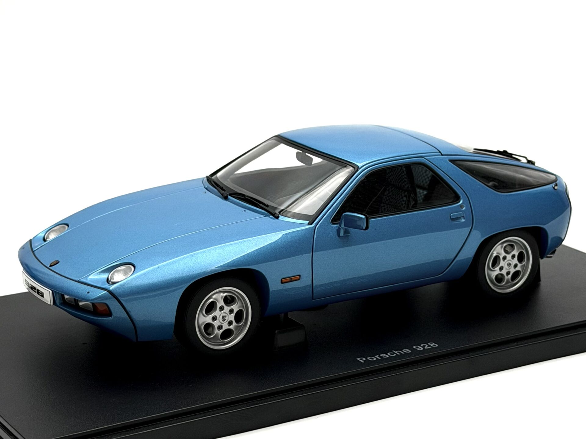 1:18 Porsche 928 Minerva Blue Metallic 1977 - Autoart