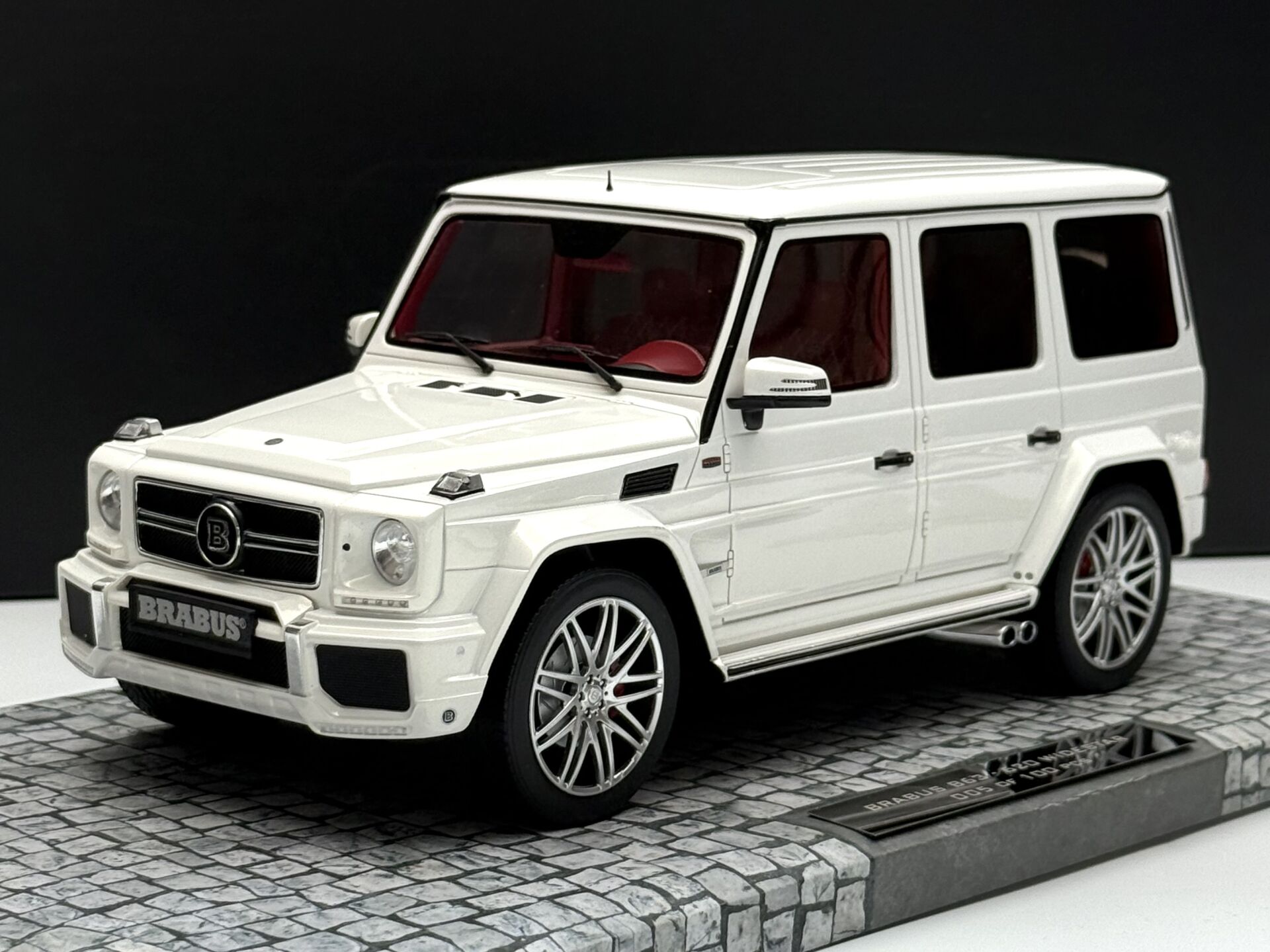 1:18 Mercedes-BRABUS B63 620 Widestar White 005/100 - Minichamps First Class
