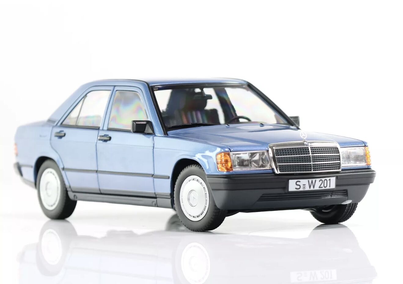 1:18 Mercedes-Benz 190E W201 Diamond Blue 1982 - Norev