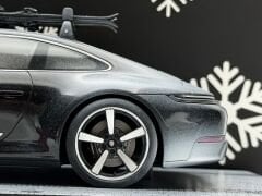 1:18 Porsche 911 992.2 Carrera S 2025 Xmas Edition - Spark