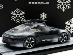 1:18 Porsche 911 992.2 Carrera S 2025 Xmas Edition - Spark