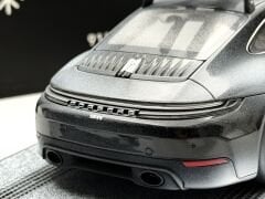 1:18 Porsche 911 992.2 Carrera S 2025 Xmas Edition - Spark
