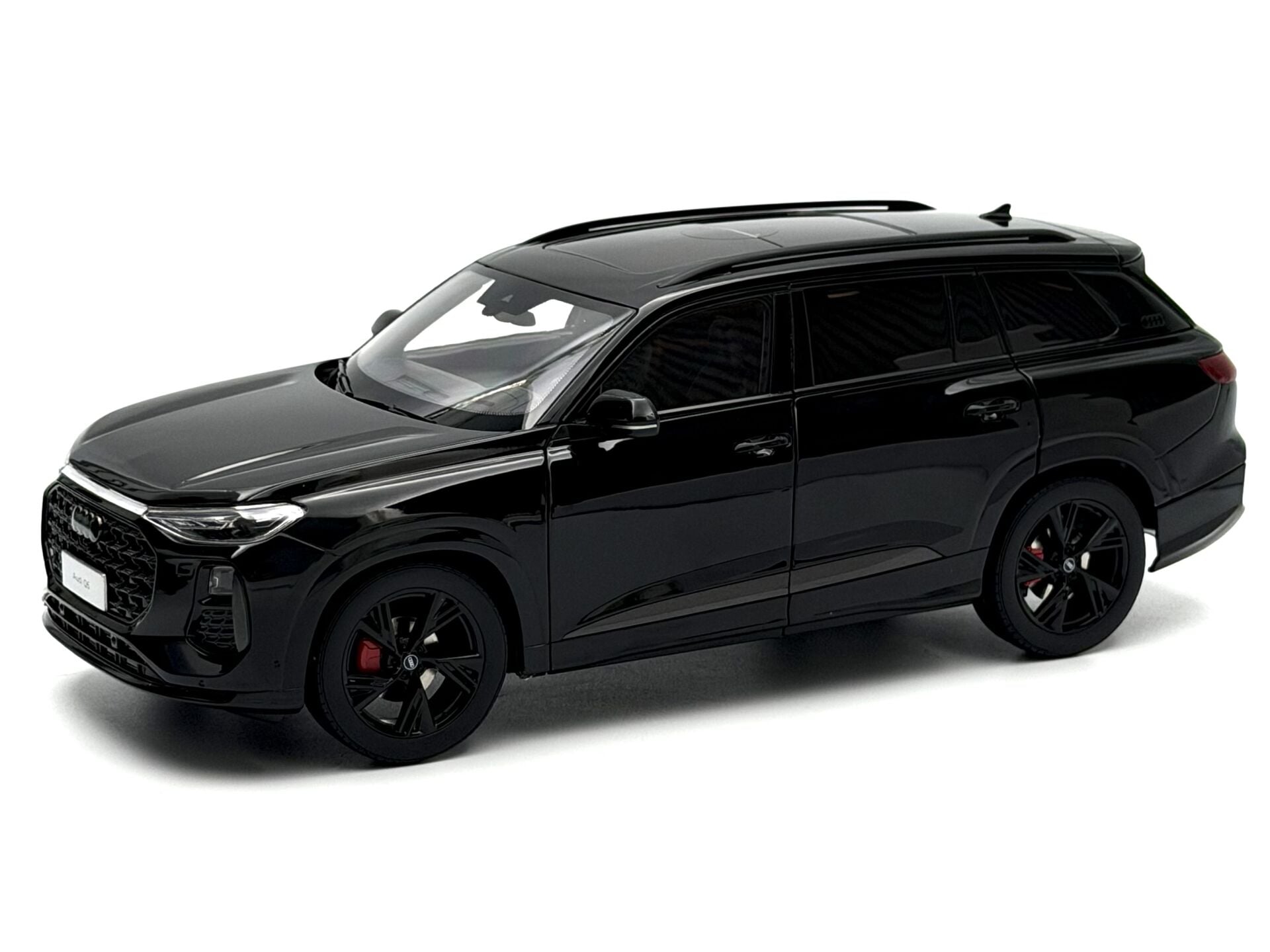 1:18 AUDI Q6 SUV Black 2022 - Paudi Model
