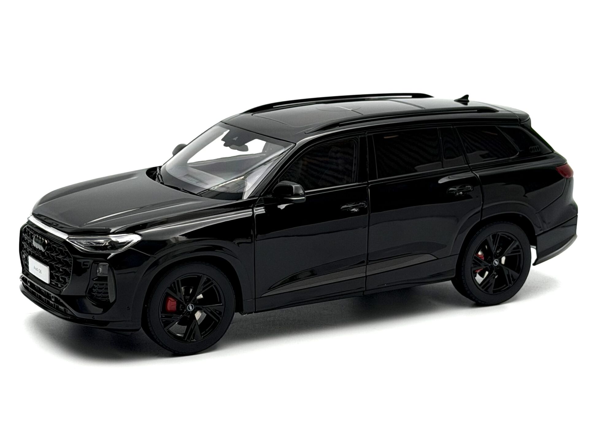 1:18 AUDI Q6 SUV Black 2022 - Paudi Model