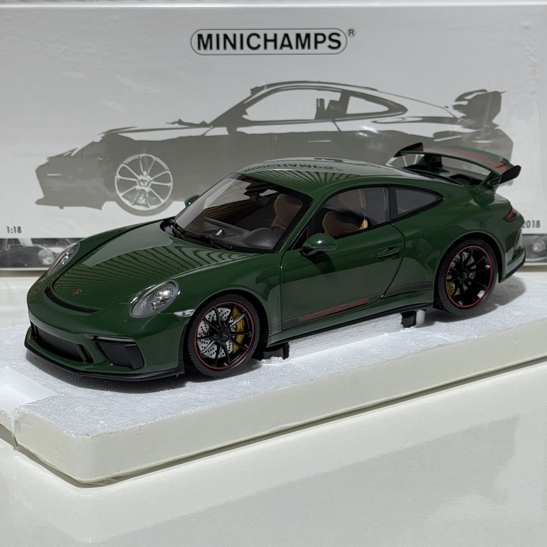 1:18 Porsche 911 GT3 991.2 Dark Green 2018 - Minichamps