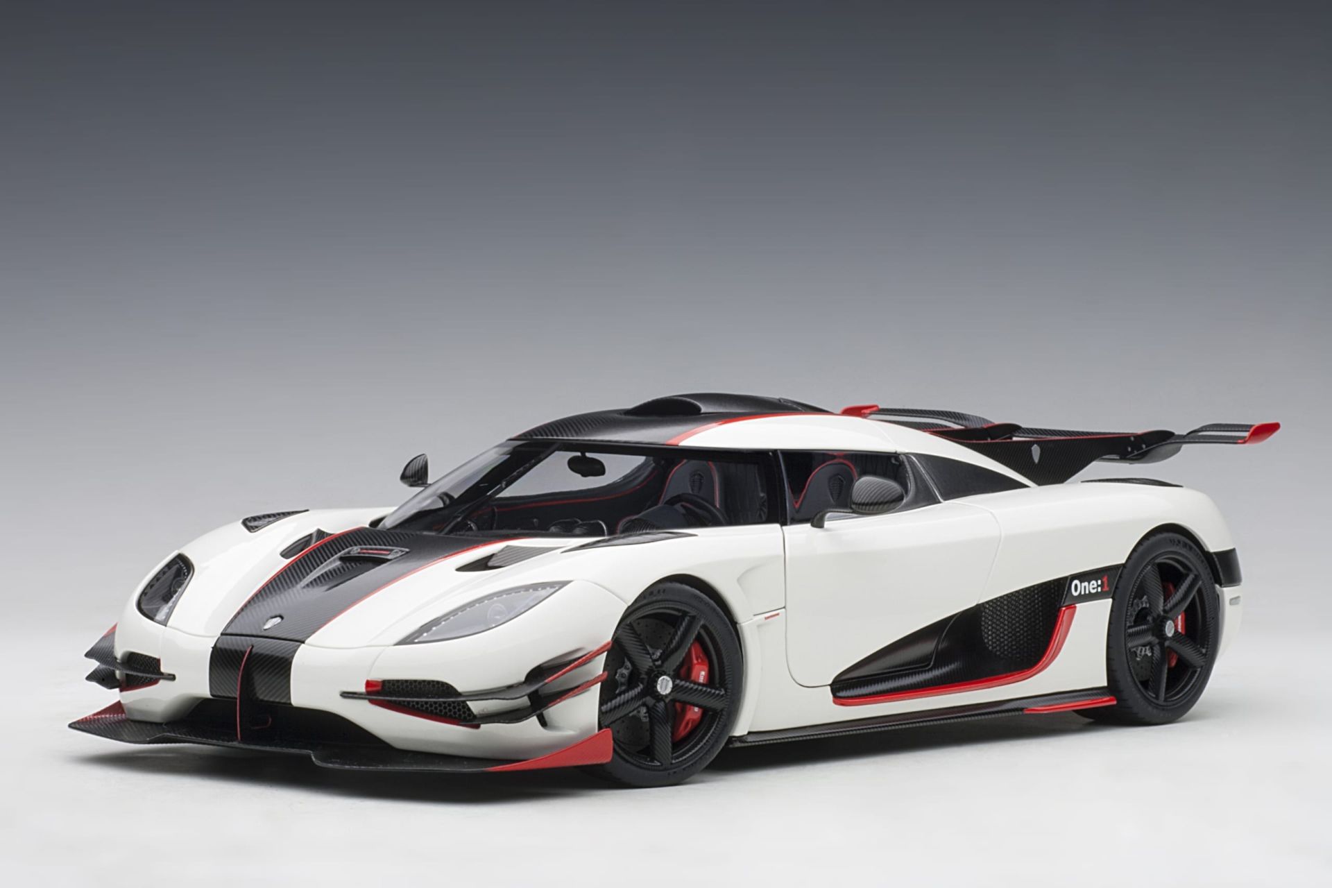 1:18 Koenigsegg One:1 White/Carbon Black 79016 - Autoart