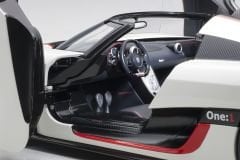 1:18 Koenigsegg One:1 White/Carbon Black 79016 - Autoart