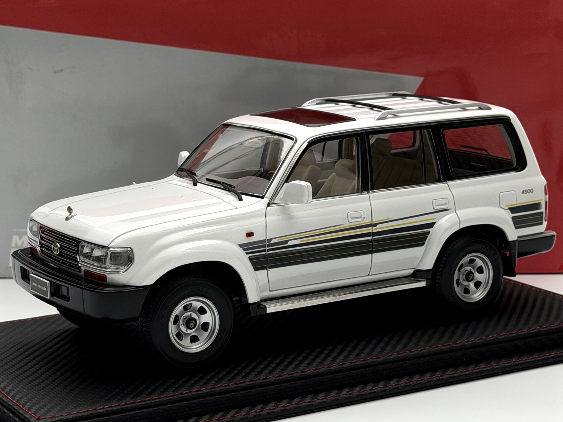 1:18 Toyota Land Cruiser J8 4WD White - Keng Fai