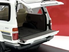 1:18 Toyota Land Cruiser J8 4WD White - Keng Fai