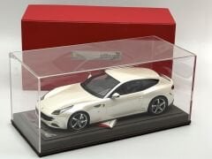 1:18 Ferrari FF (Ferrari Four) White 2011 with Showcase 20 pcs. - BBR