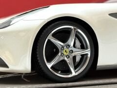 1:18 Ferrari FF (Ferrari Four) White 2011 with Showcase 20 pcs. - BBR