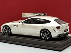 1:18 Ferrari FF (Ferrari Four) White 2011 with Showcase 20 pcs. - BBR