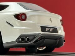 1:18 Ferrari FF (Ferrari Four) White 2011 with Showcase 20 pcs. - BBR