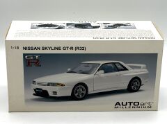 1:18 Nissan Skyline GT-R R32 Crystal White 1992 - Autoart