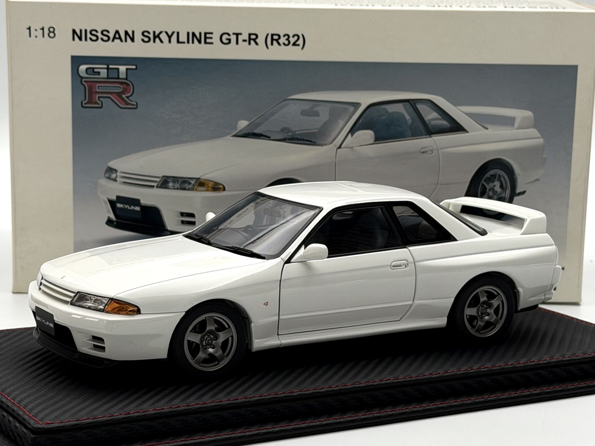 1:18 Nissan Skyline GT-R R32 Crystal White 1992 - Autoart
