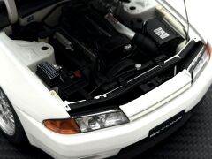 1:18 Nissan Skyline GT-R R32  V Spec II Crystal White 1992 - Autoart