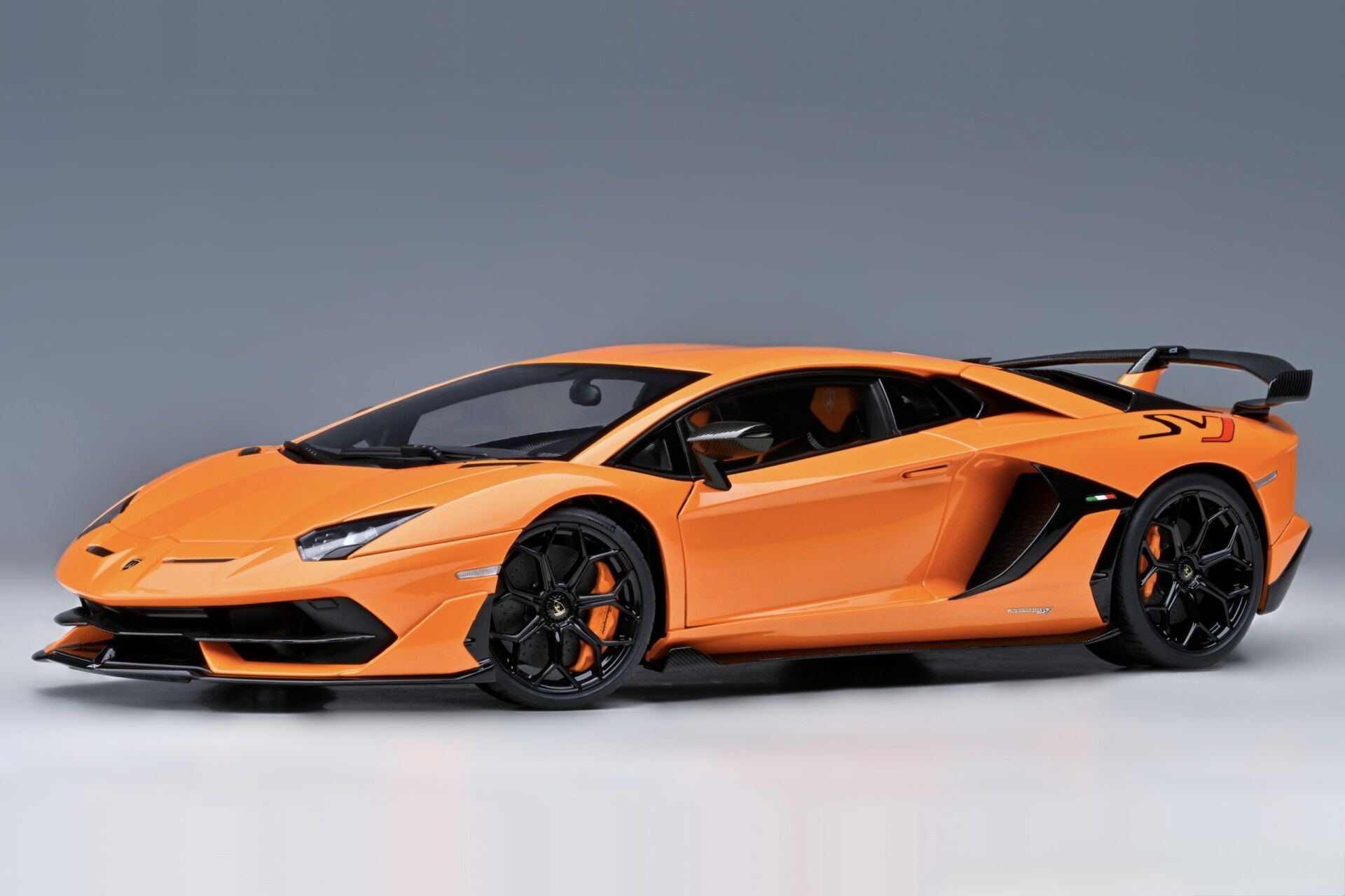 1:18 Lamborghini Aventador SVJ Pearl Orange 79218 - Autoart