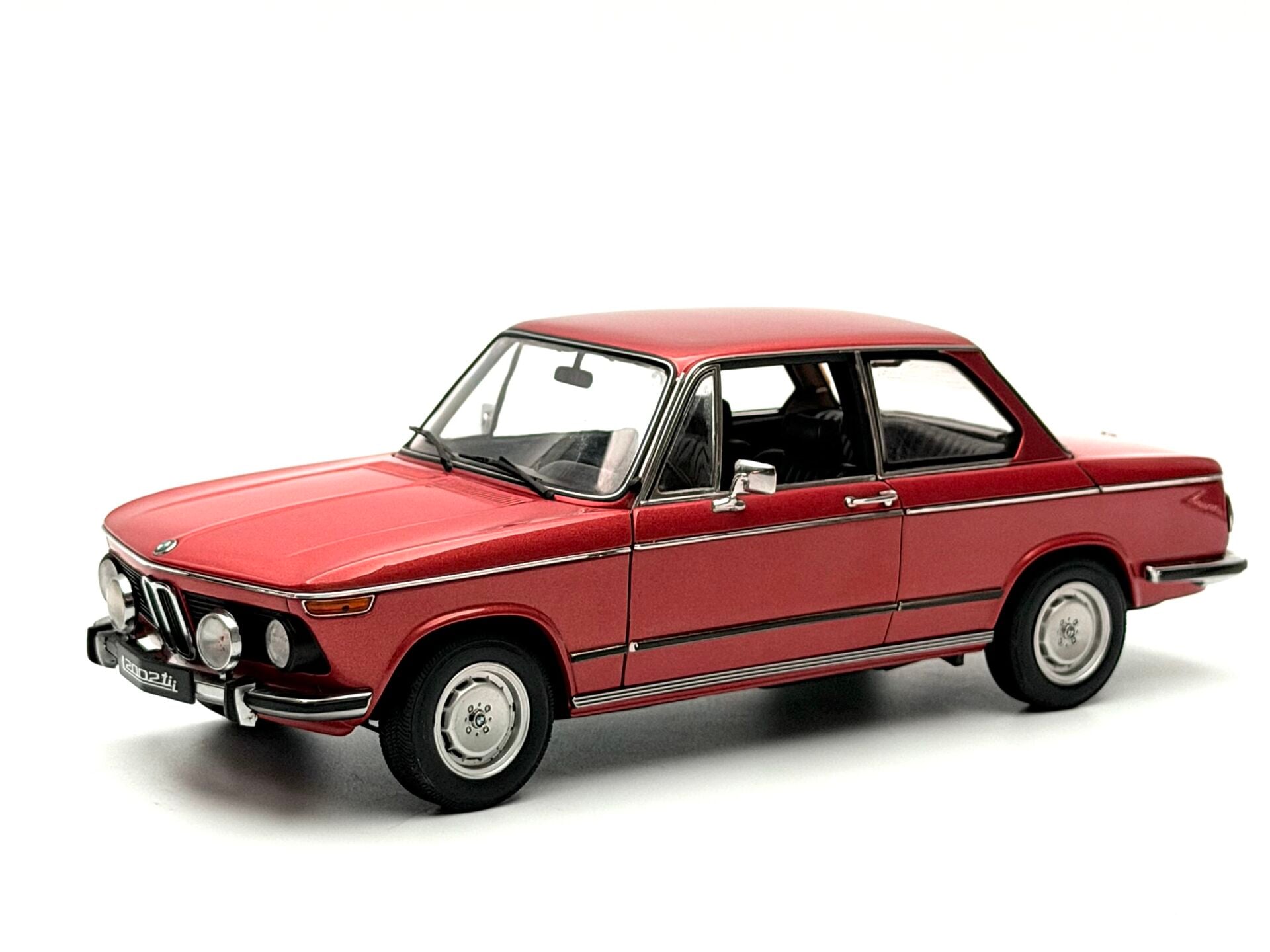 1:18 BMW 2002 L tii 1974 Red Metallic 70504 - Autoart