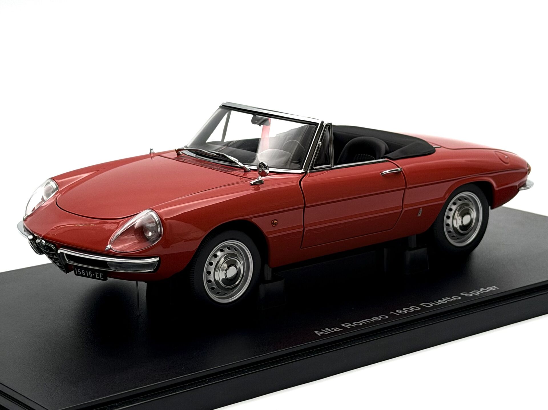 1:18 Alfa Romeo 1600 Duetto Spider Red 1966 - Autoart