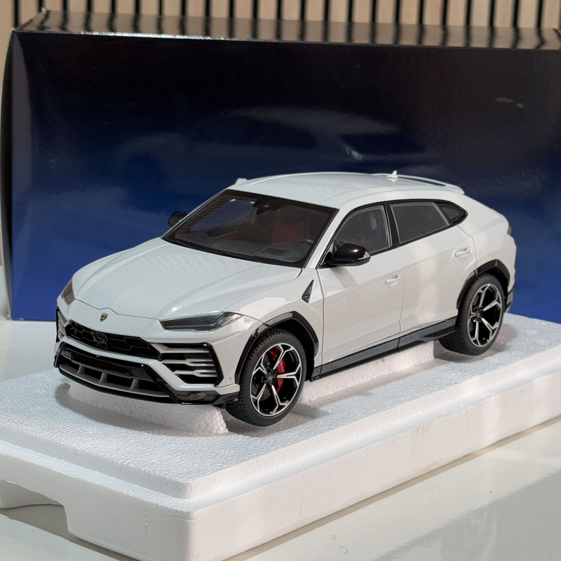 1:18 Lamborghini Urus 2018 Metallic White HATALI - Autoart