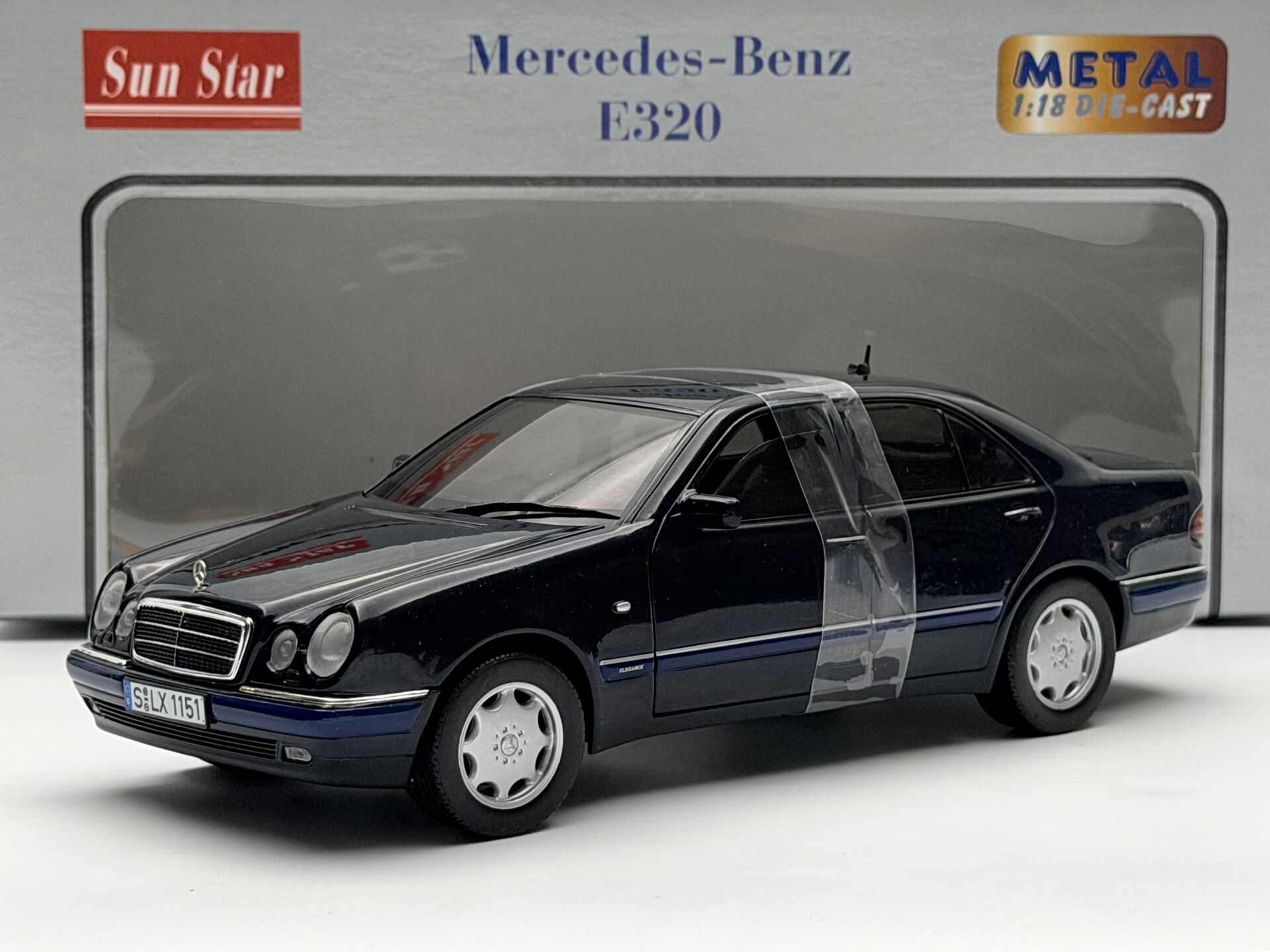 1:18 Mercedes-Benz E Class E320 Elegance W210 Blue - SunStar