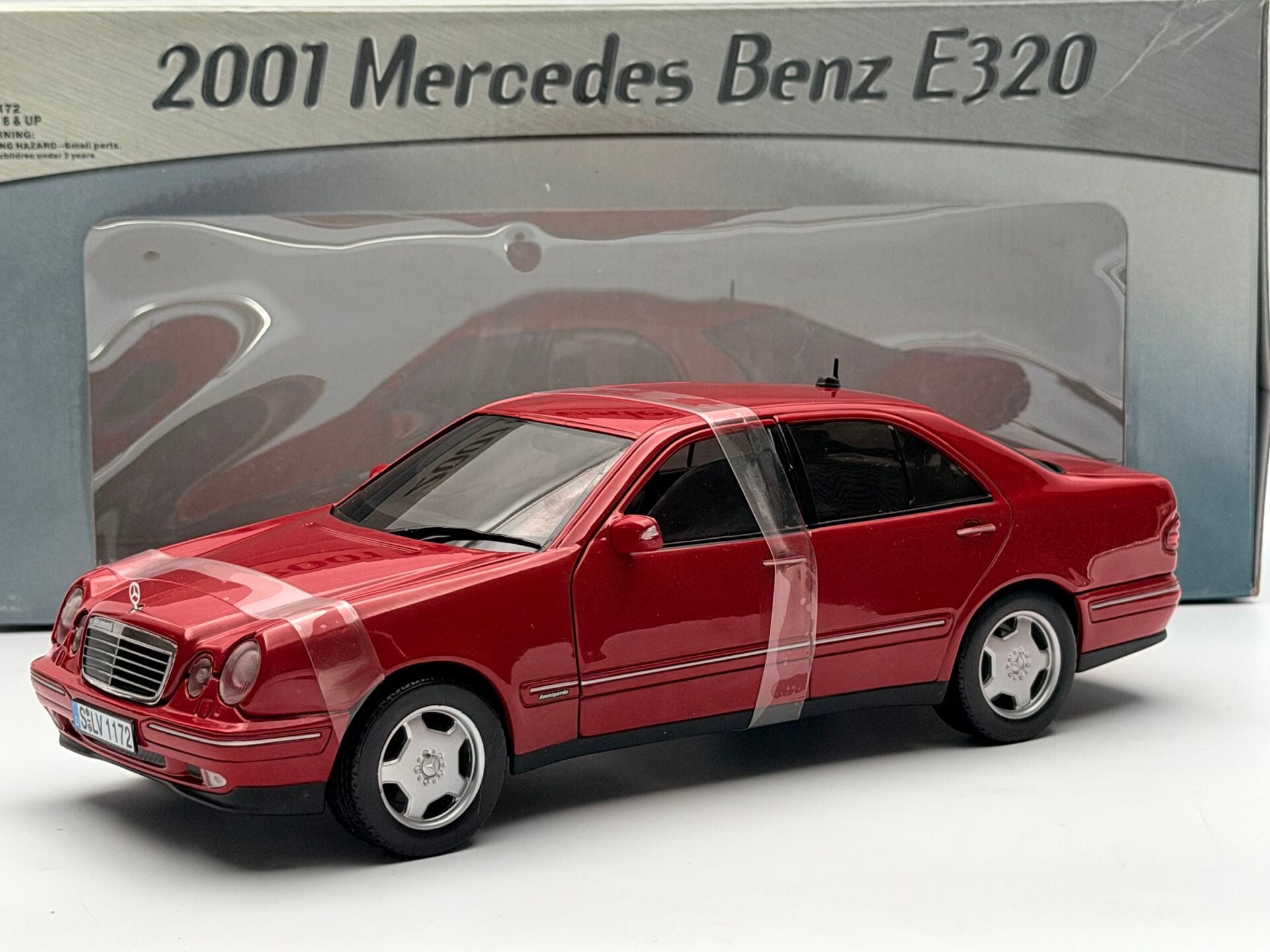 1:18 Mercedes-Benz E Class E320 Avantgarde W210 Red- SunStar