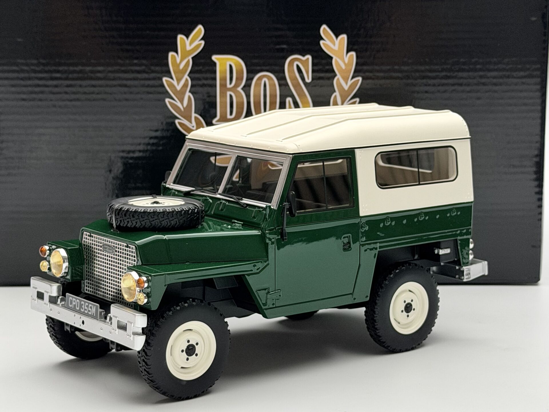 1:18 Land Rover Lightweight Series III Dark Green 1973 - BOS Model
