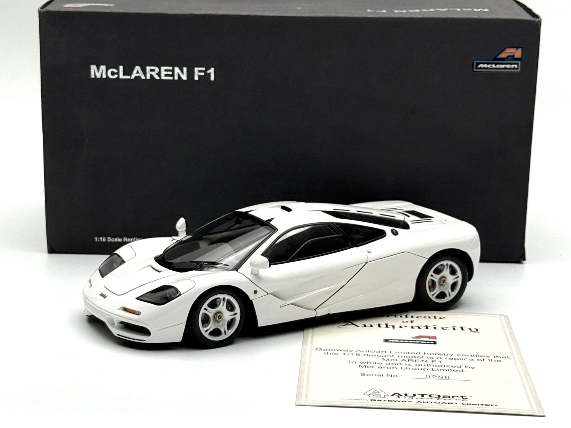 1:18 McLaren F1 Short Tail Road Car White 76004 - Autoart