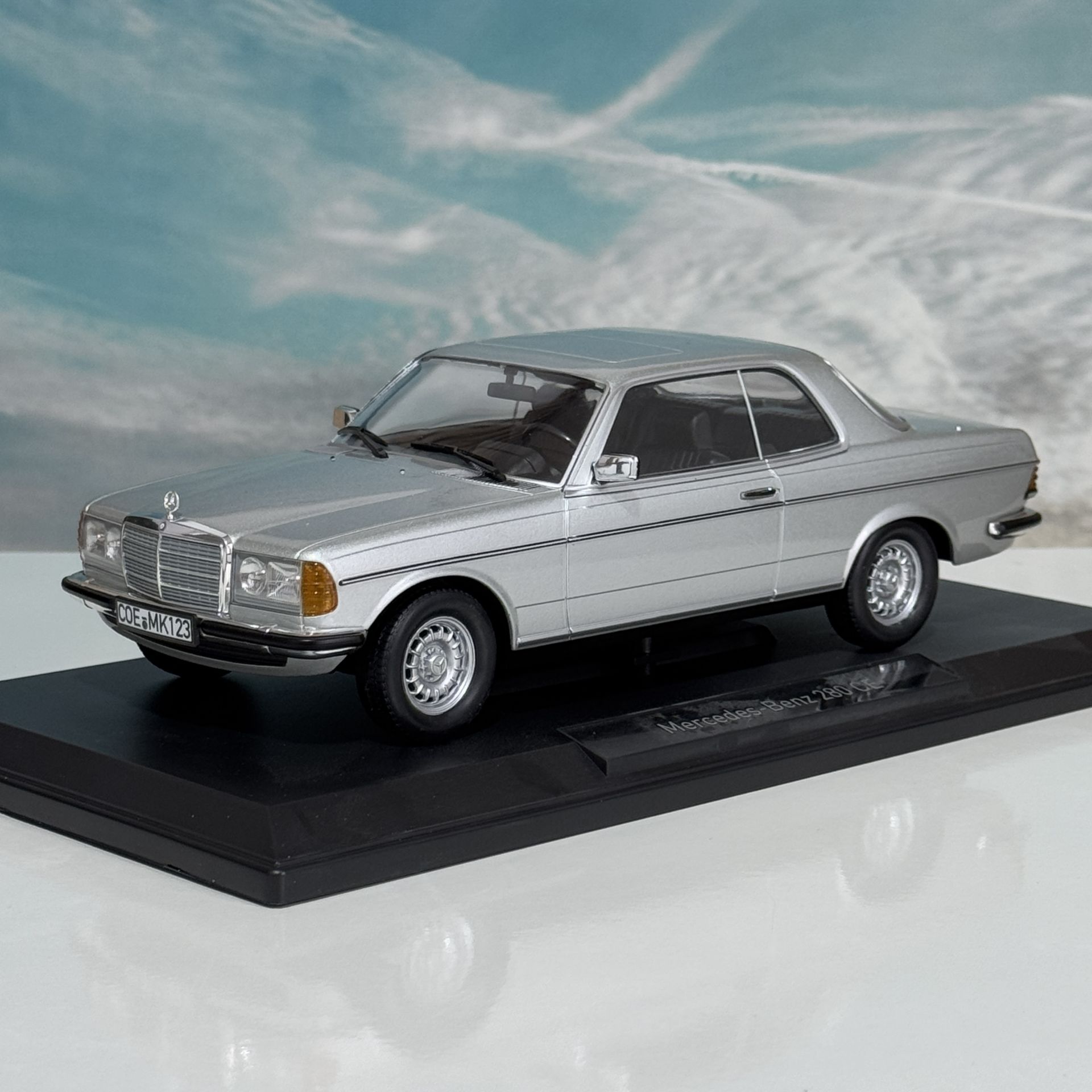 1:18 Mercedes-Benz 280 CE Silver 1980 W123 - Norev