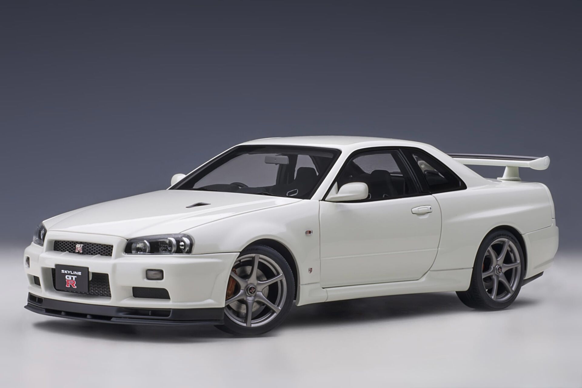 1:18 Nissan Skyline GT-R R34 V Spec 2 2001 White Pearl - Autoart