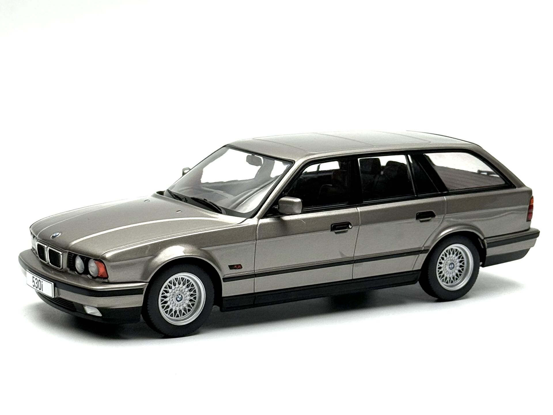 1:18 BMW 530i Touring Car E34 1989 Grey Met - MCG