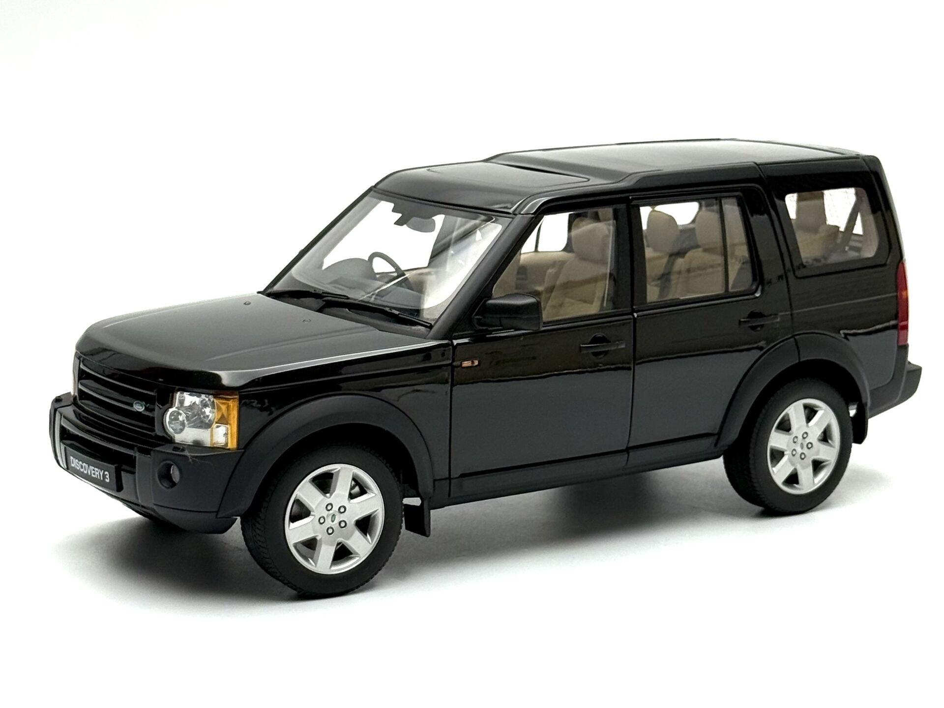 1:18 Land Rover Discovery 3 2005 Black 74802 - Autoart