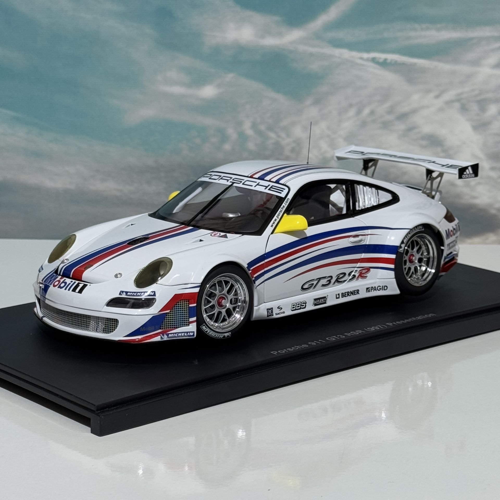 1:18 Porsche 911 997 GT3 RSR Mobil 1 2010 - Autoart