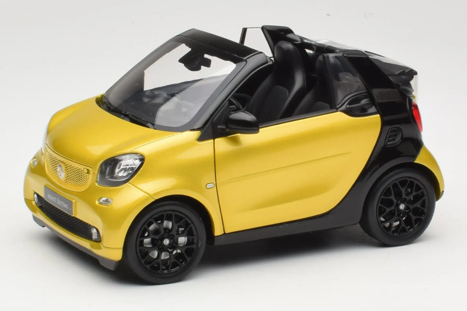 1:18 Smart Fortwo Cabrio 453 Black/Yellow 2015 - Norev