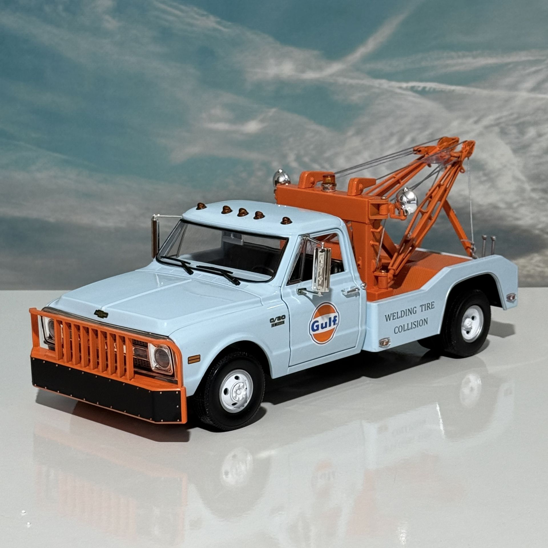 1:18 Chevrolet C-30 Dually Wrecker 1969 Gulf - Greenlight