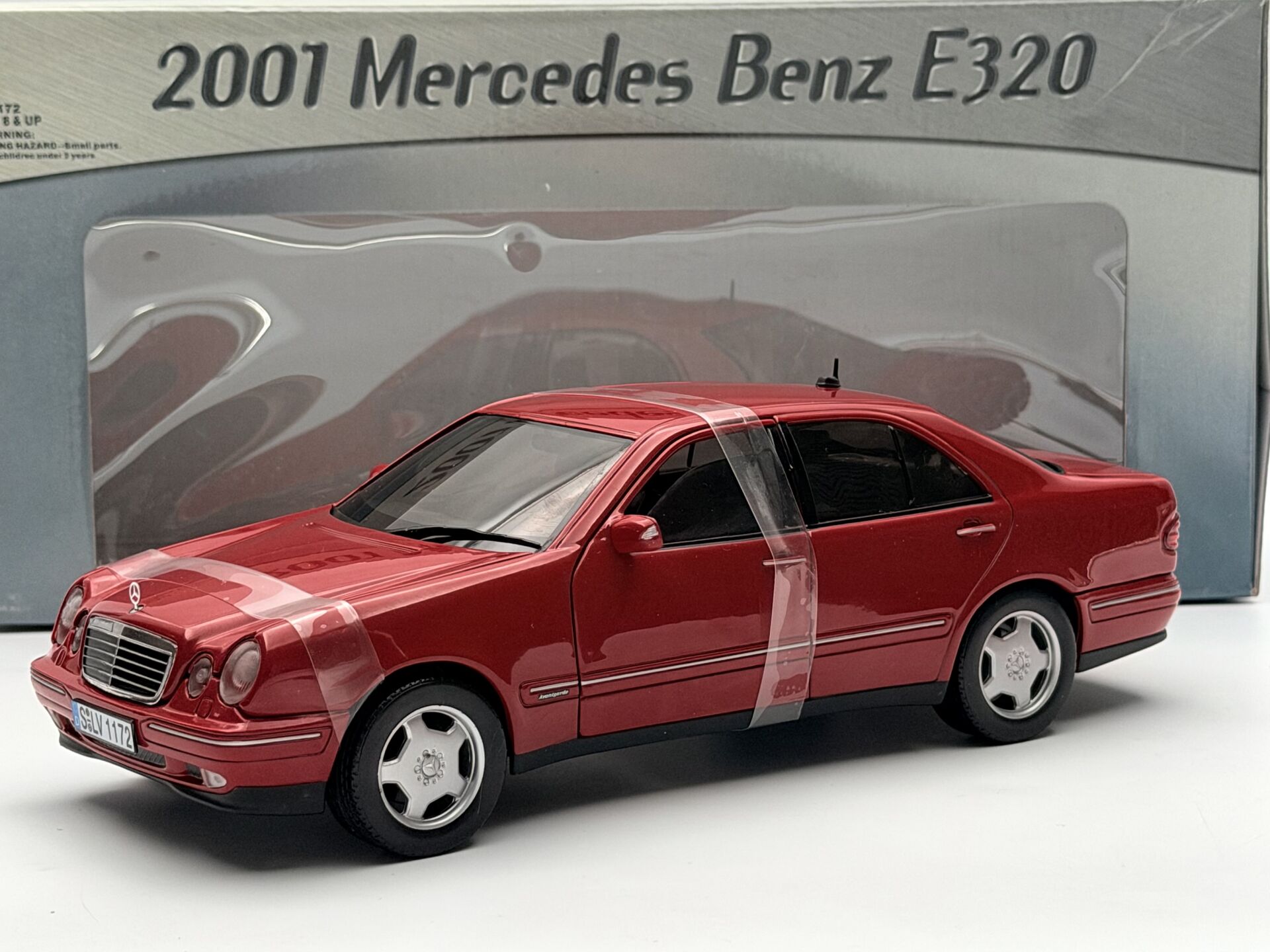 1:18 Mercedes-Benz E Class E320 Avantgarde W210 Red- SunStar