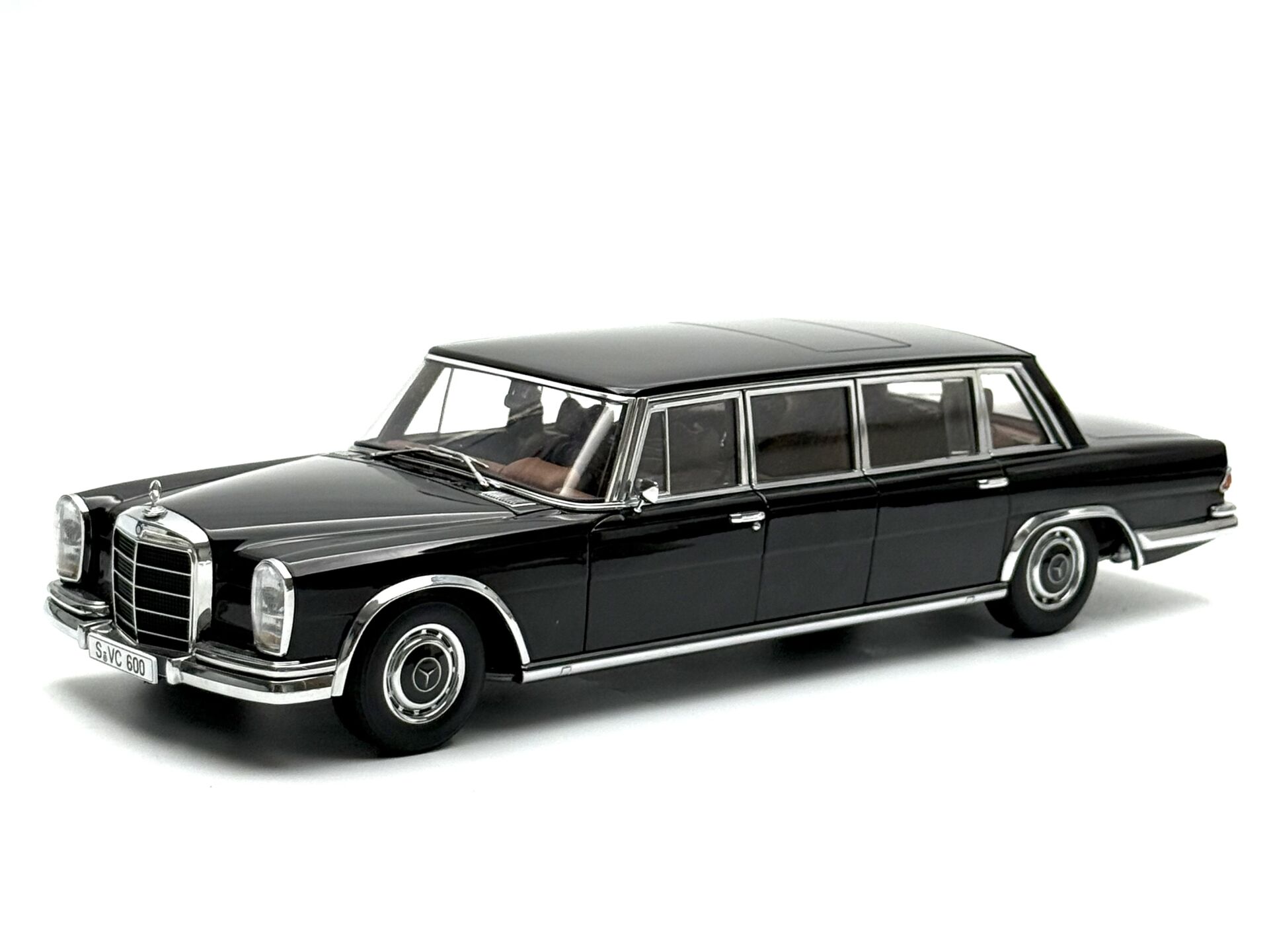 1:18 Mercedes-Benz 600 Pullman W100 Limousine Black - Autoart Dealer