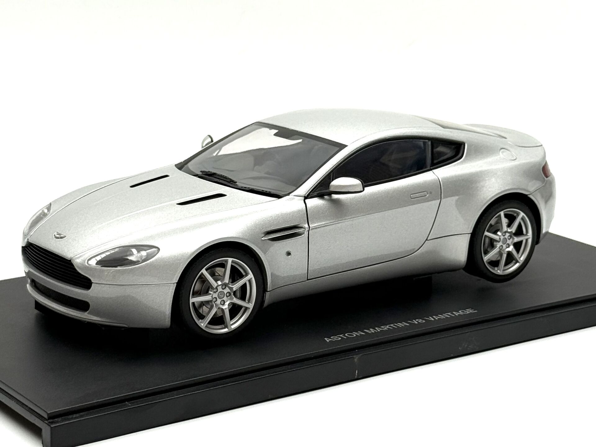 1:18 Aston Martin V8 Vantage Titanium Silver 70201 - Autoart